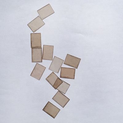 Forno de temperatura Conteúdo de CaO % 0,4-0,6 0,5 mm Lata de mica verde rubí com forma personalizada